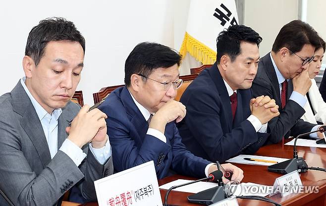 최고위원회의, 생각에 잠긴 국민의힘 (서울=연합뉴스) 배재만 기자 = 국민의힘 장동혁 대표를 비롯한 최고위원들이 18일 국회에서 열린 최고위원회의에서 잠시 생각에 잠겨 있다. 왼쪽부터 김민수 최고위원, 정점식 원내대표, 장 대표, 신동욱 최고위원. 2026.6.18 scoop@yna.co.kr