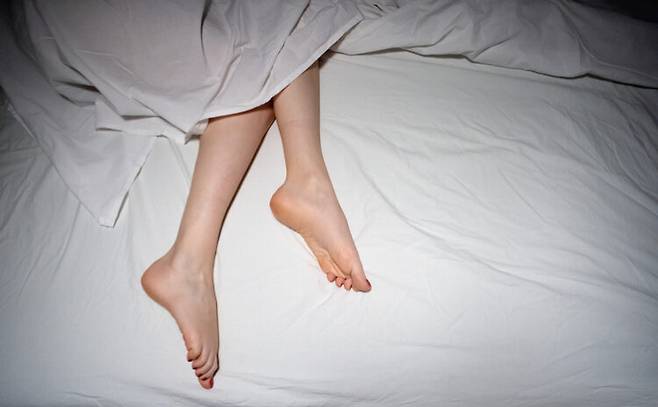 밤에도 열기가 쉽게 식지 않으면 체온 조절이 어려워져 잠들기 힘들고, 잠든 뒤에도 자주 깰 수 있다. 사진=게티이미지뱅크
