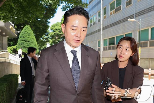 홍정도 중앙그룹 부회장이 23일 서울 서초구 회생법원에서 열린 중앙그룹 계열사 기업 회생신청 대표자 심문을 마친 뒤 이동하고 있다. 2026.6.23 ⓒ 뉴스1 안은나 기자