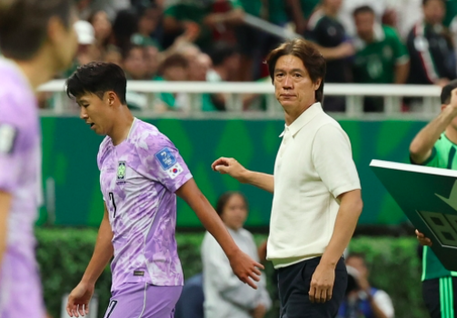 18일(현지시간) 멕시코 사포판 과달라하라 스타디움에서 열린 2026 북중미 월드컵 A조 2차전 한국과 멕시코의 경기. 한국 홍명보 감독이 오현규와 교체된 손흥민을 격려하고 있다. 연합뉴스