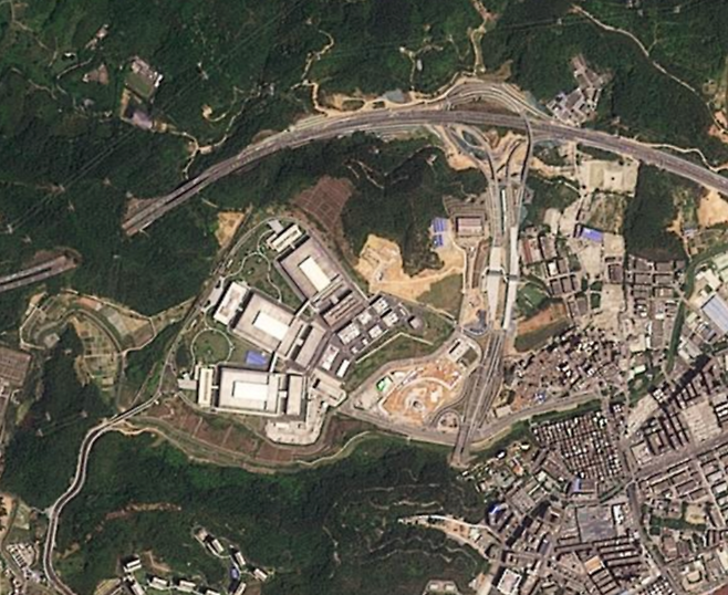 2025년 4월 중국 광둥성 선전을 촬영한 위성 사진. 화웨이 및 관련사가 중국 선전에 건설 중인 대규모 반도체 생산 시설이 보인다. 플래닛랩스·파이낸셜타임스 캡처