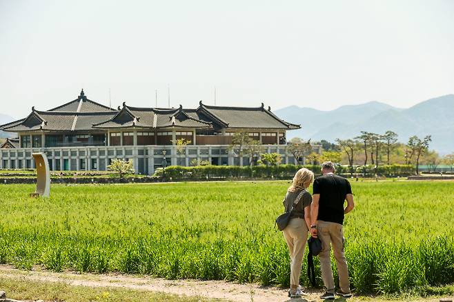 경주 황룡사지 일대에서 외국인 관광객 커플이 유적지를 둘러보고 있다. 경주시 제공