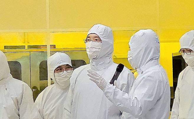이재용 삼성전자 회장이 첨단 복합 반도체 연구개발 센터 시설을 살펴보고 있다. 연합뉴스