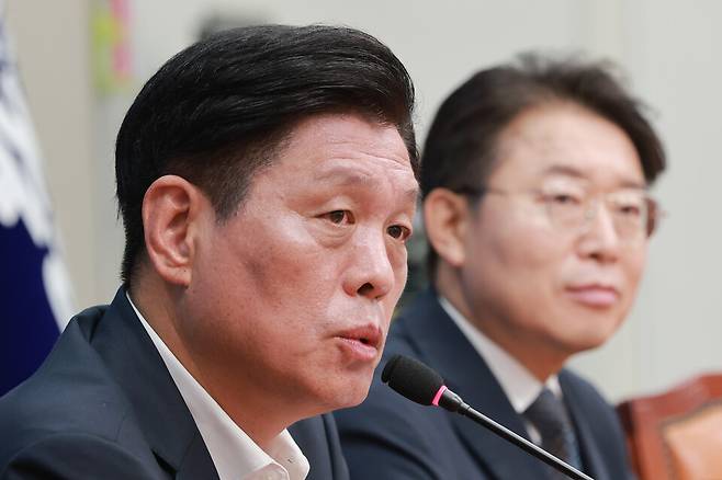 조승래 더불어민주당 사무총장(왼쪽)이 6월14일 국회에서 전당대회 준비 상황 등 현안과 관련해 기자 간담회를 하고 있다. ⓒ연합뉴스