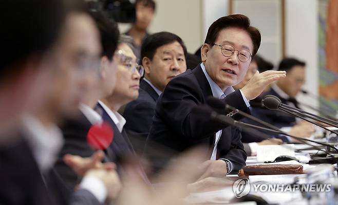 이재명 대통령, 국무회의 주재 (서울=연합뉴스) 한상균 기자 = 이재명 대통령이 23일 청와대에서 국무회의 겸 비상경제점검회의를 주재하고 있다. 2026.6.23 xyz@yna.co.kr