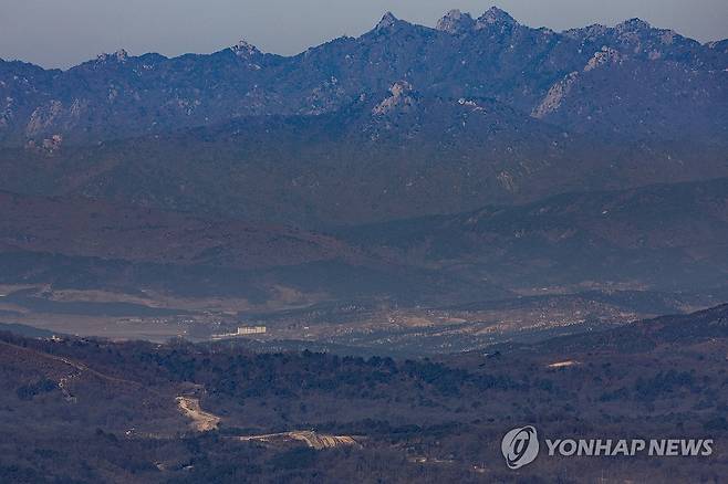 적막한 비무장지대 (파주=연합뉴스) 임병식 기자 = 국방부가 유엔군사령부와 비무장지대(DMZ) 관리 현실화를 협의 중인 가운데 9일 경기도 파주시 접경지역에서 바라본 DMZ 일대가 적막하다. 2026.2.9 andphotodo@yna.co.kr