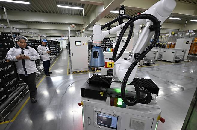 대구 달서구 에스엘주식회사 전자공장에서 AGV(Automated Guided Vehicle·무인운반로봇)가 완성된 LED 모듈을 제품 창고로 운반하고 있다. <영남일보DB>