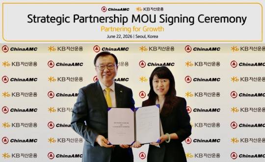 KB자산운용은 지난 22일 서울 여의도 본사에서 중국 ETF 1위 자산운용사 차이나에셋매니지먼트(China AMC)와 ETF 사업 협력을 위한 전략적 업무협약(MOU)을 체결했다. 협약식에 참석한 김영성 KB자산운용 대표이사(왼쪽)와 리 이메이 China AMC 대표이사. / 사진제공= KB자산운용(2026.06.23)
