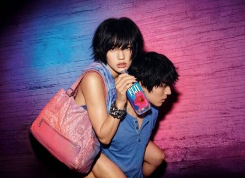 피지워터가 새로운 글로벌 브랜드 캠페인 ‘It’s not just water. It’s FIJI Water. (물 이상의 기준, 피지워터)’를 통해 감각적인 라이프스타일을 제안한다. (사진=피지워터)