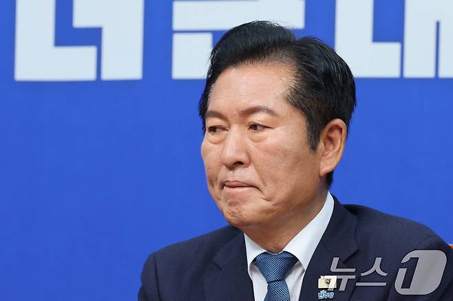 정청래 더불어민주당 대표가 24일 서울 여의도 국회에서 열린 최고위원회의에서 생각에 잠겨 있다. 정 대표는 이날 대표직 사퇴를 발표했으며 연임 도전을 위해 8·17 전당대회에 출마할 전망이다. 2026.6.24 ⓒ 뉴스1 신웅수 기자