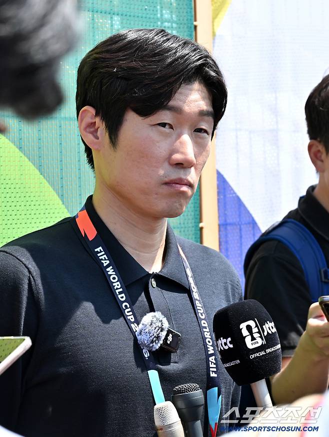 2026 북중미 월드컵 남아공전을 하루 앞둔 대한민국 월드컵 대표팀이 24일(한국시각) 멕시코 몬테레이 인근 산니콜라스의 에스타디오 우니베르시타리오에서 공식 훈련을 가졌다. 훈련장을 찾은 박지성 해설위원이 취재진과 인터뷰를 하고 있다. 산니콜라스(멕시코)=허상욱 기자wook@sportschosun.com/2026.06.24/