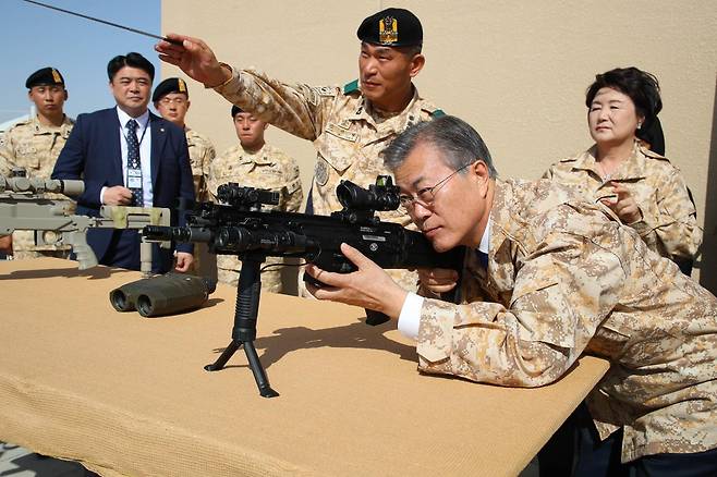 2018년 3월 27일 아랍에미리트(UAE)를 공식 방문 중인 문재인 전 대통령이 아부다비에 주둔하고 있는 아크 부대를 방문, 사격자세를 취하고 있다. 연합뉴스