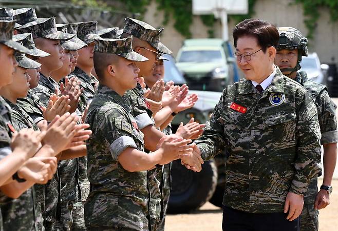 이재명 대통령이 24일 인천 옹진군 연평부대 포9대대를 방문해 장병들을 격려하고 있다. 연평도=왕태석 선임기자