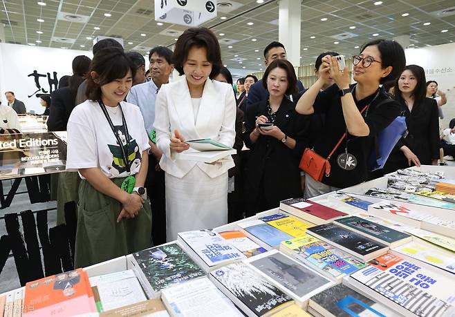 김혜경 여사가 24일 서울 강남구 코엑스에서 열린 2026 서울국제도서전에서 문재인 전 대통령 추천도서 부스를 방문하고 있다. 왕태석 선임기자