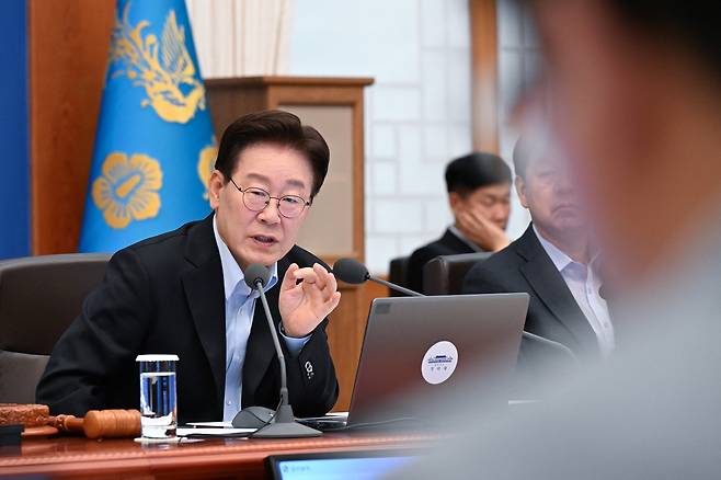 이재명 대통령이 지난 23일 청와대에서 열린 제27회 국무회의 겸 제12차 비상경제점검회의에서 발언을 하고 있다. 청와대사진기자단