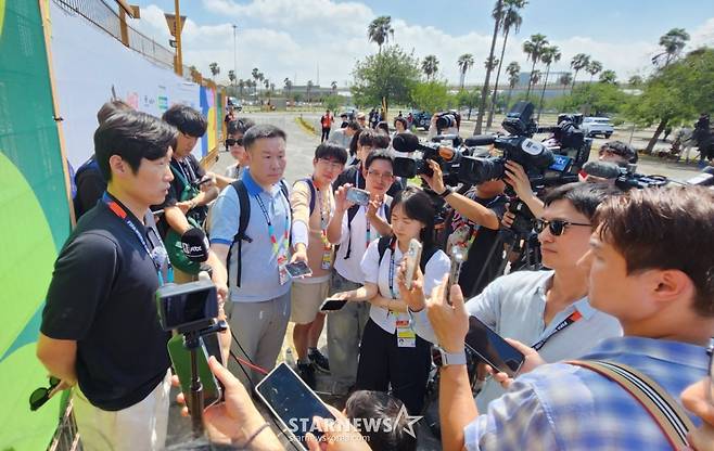 2026 북중미월드컵에 출전한 대한민국 축구 국가대표팀이 남아공전을 하루 앞둔 23일 멕시코 몬테레이 유니버시티 스타티음에서 훈련을 진행했다. 박지성 해설위원이 취재진과 인터뷰하고 있다./사진=김진경 대기자