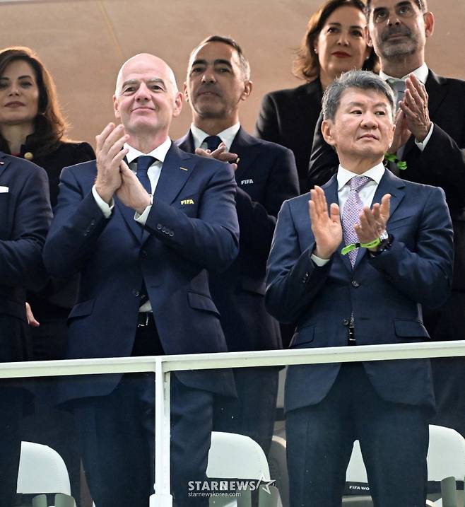 2026 북중미월드컵 A조 예선 대한민국-체코전이 12일(한국 시간) 멕시코 과달라하라 에스타디오 아크론에서 열렸다. 선수들이 입장하자 지아니 인판티노 국제축구연맹 회장과 정몽규 대한축구협회 회장이 본부석에서 박수를 치고 있다. /사진=김진경 대기자