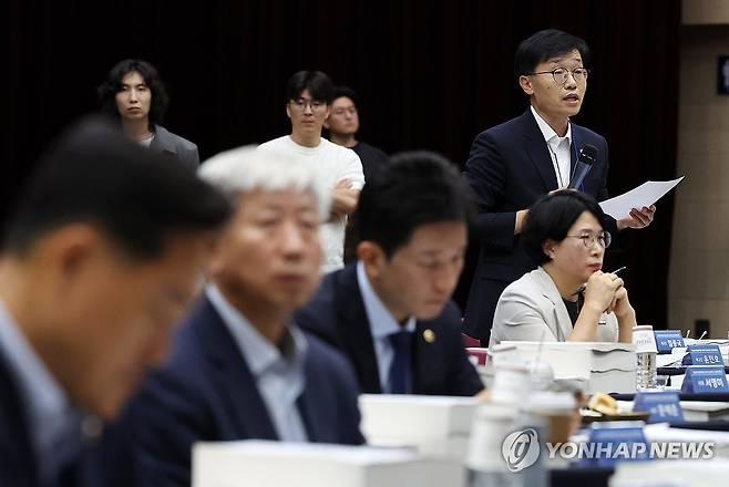 전남광주통합특별시의회 오리엔테이션 (광주=연합뉴스) 조남수 기자 = 24일 광주 서구 김대중컨벤션센터에서 열린 전남광주통합특별시의회 당선의원 오리엔테이션에서 통합특별시의회 안건 협의체 합의사항 보고에 앞서 한 시의원이 발언하고 있다. 2026.6.24 iso64@yna.co.kr