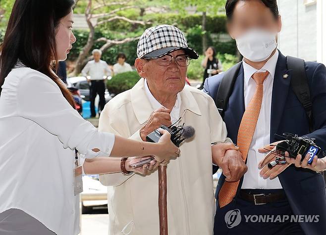 이만희 신천지 총회장 '질문엔 묵묵부답' (서울=연합뉴스) 김주형 기자 = 정당법 위반 혐의를 받고 있는 이만희 신천지 총회장이 24일 서울 서초구 서울중앙지방법원에서 열린 구속 전 피의자 심문(영장실질심사)에 출석하고 있다. 2026.6.24 kjhpress@yna.co.kr