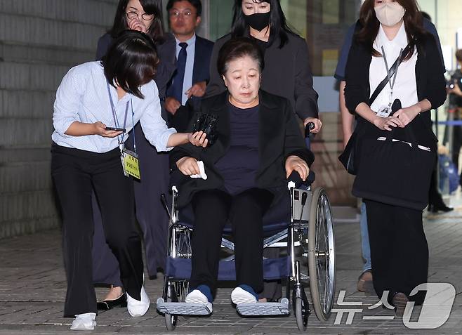 한학자 통일교 총재가 지난해 9월 22일 오후 서울 서초구 중앙지방법원에서 윤석열 전 대통령 부부에게 통일교 현안을 청탁했다는 의혹과 관련 구속 전 피의자 심문(영장실질심사)을 마친 뒤 대기 장소인 서울구치소로 향하고 있다. (공동취재) 2025.9.22 ⓒ 뉴스1 이광호 기자