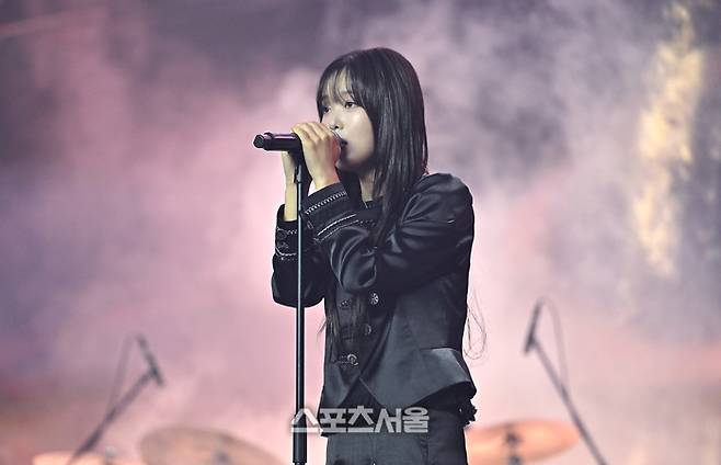 한로로가 20일 인천 중구 인스파이어 아레나에서 열린 제35회 서울가요대상에서 열정적인 무대를 선보이고 있다. 2026. 6. 20. 인천 | 최승섭기자 thunder@sportsseoul.com