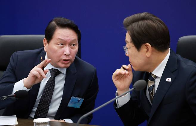 이재명 대통령이 20일 울산전시컨벤션센터에서 열린 AI글로벌 협력 기업 간담회에서 최태원 SK그룹 회장과 대화하고 있다. 2025.06.20 울산=뉴시스