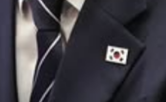 23일 중국 베이징 칭화대를 방문한 김민석 국무총리의 태극기 배지. 총리실이 언론에 배포한 공식 사진을 확대한 화면으로, 배지가 상하가 뒤집힌 모습이 확인된다. (총리실)