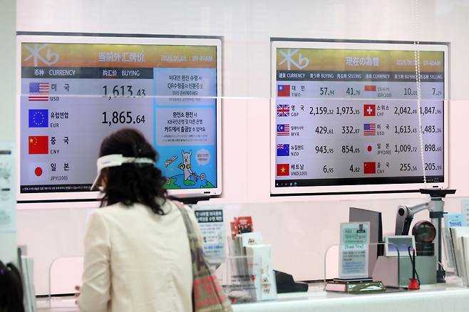 8일 인천국제공항 2터미널 은행 환전소 모니터에 달러 원화 구입가가 1600원대를 기록하고 있다. 뉴시스