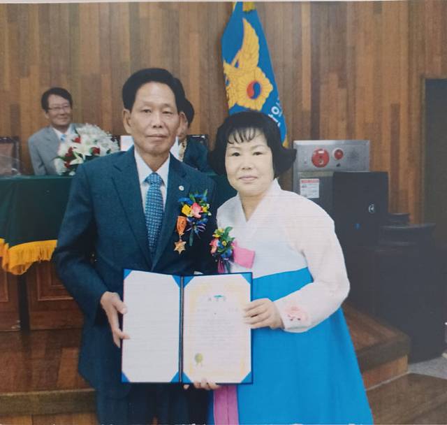 지난 2015년 6월 30일 나의 정년퇴임식에서 아내가 손수 제작한 ‘멋진 남편상’ 표창장을 낭독한 뒤 함께 기념촬영을 했다.
