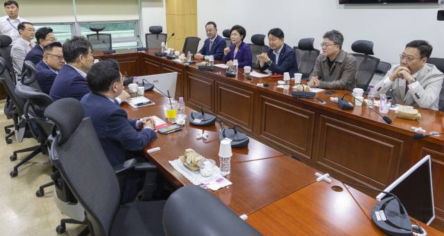 ▲초·재선을 주축으로 한 국민의힘 소장파 모임 '대안과 미래' 이성권 간사를 비롯한 의원들이 25일 국회 의원회관에서 열린 조찬 모임에서 대화하고 있다. 이날 '대안과 미래' 소속 의원들은 24일 장동혁 대표 기자회견 내용을 평가하고 장 대표의 거취에 대한 논의한 끝에 당 지도부 사퇴와 전당대회 개최를 요구하는 데 의견을 모았다. ⓒ연합뉴스