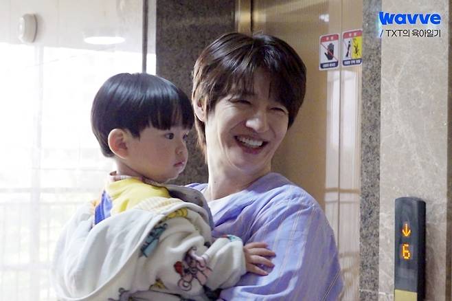 웨이브 오리지널 예능 ‘TXT의 육아일기’에 출연한 그룹 지오디 멤버 손호영(오른쪽). 웨이브