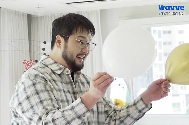웨이브 오리지널 예능 ‘TXT의 육아일기’에 출연한 그룹 지오디 멤버 김태우. 웨이브