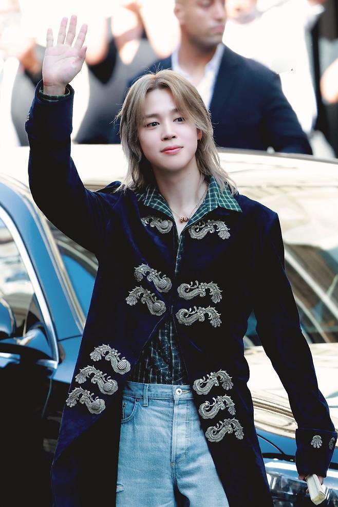 "상상하던 왕자의 모습" 방탄소년단 지민, 파리 패션위크 장악