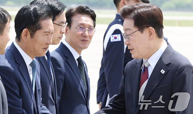 주요 7개국(G7) 정상회의 일정을 마친 이재명 대통령이 지난 18일 경기 성남 서울공항에 도착해 정청래 더불어민주당 대표와 인사를 나누고 있다. 2026.6.18 ⓒ 뉴스1 허경 기자