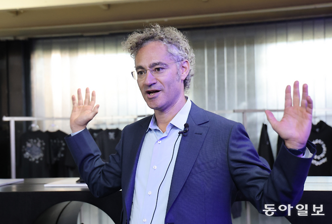 10월 13일 서울 성수동의 팔란티어 팝업스토어 현장에서 만난 알렉스 카프 팔란티어 CEO. 인터뷰 초반 자신이 ‘김치찌개 러버’임을 밝히는 중이다. 홍진환 기자