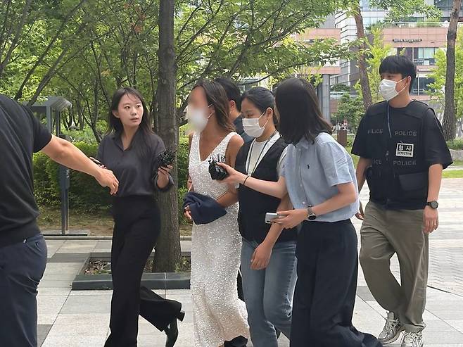 40대 여성 김모씨가 25일 잠실 개표소 봉쇄 시위에서 경찰에게 침을 뱉고 욕설을 한 혐의(공무집행방해) 등으로 구속 전 피의자 심문을 받기 위해 법원에 출석하고 있다. /사진=연합뉴스