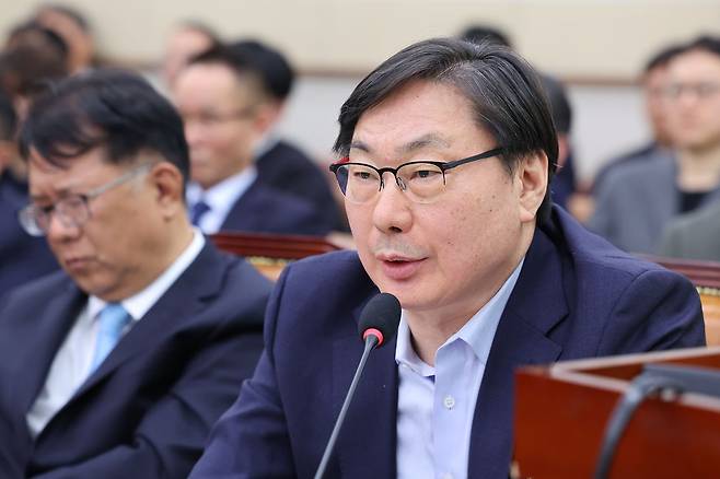 이화영 전 경기도 평화부지사가 지난 4월 14일 서울 여의도 국회 윤석열정권정치검찰조작기소의혹사건진상규명국정조사특별위원회에서 열린 쌍방울 대북송금 조작기소 의혹 사건 청문회에서 발언을 하고 있다. 뉴스1