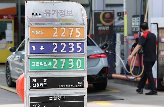 국제유가 30% 급락해도 국내기름값은 아직 2천원대 - 미국과 이란 간 종전 합의로 국제유가가 최근 한 달간 30% 급락했지만, 국내 주유소 기름값은 여전히 2천원대에 머물러 있다. 지난 21일 한국석유공사 유가정보시스템 오피넷에 따르면 우리나라가 주로 수입하는 싱가포르 현물시장 두바이유 가격은 지난 5월 20일 배럴당 106.60달러에서 6월 19일 73.61달러로 한 달간 30.9% 급락했다. 유가가 상당 부분 전쟁 전 수준으로 돌아간 것이다. 이에 비해 국내 주유소 휘발유 판매 가격은 5월 셋째주 2011원에서 6월 셋째 주 2009원으로 거의 변동이 없었다. 국제유가 하락분이 국내 가격에 반영되기까지 3주 가까운 시차가 존재하는 데다 이란이 호르무즈 해협 통항료 부과를 검토하고 있어 국내 유가가 전쟁 전으로 돌아가는 데 상당한 시간이 소요될 전망이다. 사진은 같은 날 서울의 한 주유소 모습. 연합뉴스