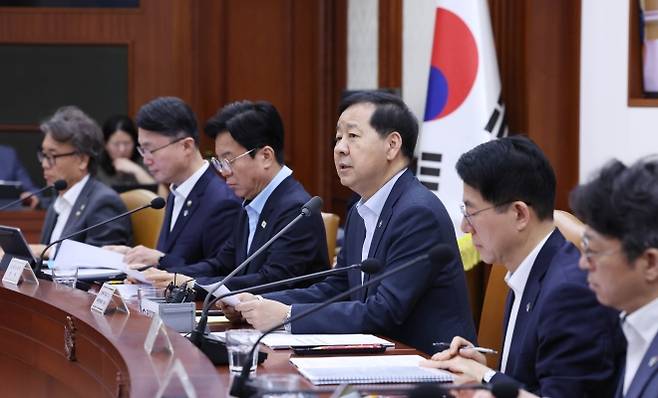 구윤철 경제부총리, 비상경제본부회의 겸 경제·민생물가 특별관리 관계장관 TF회의 - 구윤철 경제부총리 겸 재정경제부 장관이 26일 오전 서울 종로구 정부서울청사에서 비상경제본부 회의 겸 경제관계장관회의 겸 민생물가 특별관리 관계장관 TF 회의를 주재하고 있다. 뉴시스