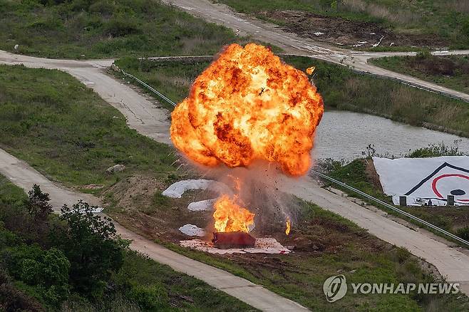 자폭 드론의 위력 (포천=연합뉴스) 임병식 기자 = 국방부는 경기도 포천시 승진훈련장에서 2026 합동화력훈련을 실시했다. 이번 훈련은 국민주권 정부 출범 이후 한국군 주요 전력이 대거 참여하는 합동화력훈련으로 K-방산 주력장비와 신규 무기체계 등을 소개하는 자리다. 사진은 지난 21일 실시된 합동화력훈련 미디어데이에서 자폭 드론이 표적물을 터뜨리는 모습. 2026.5.28 andphotodo@yna.co.kr