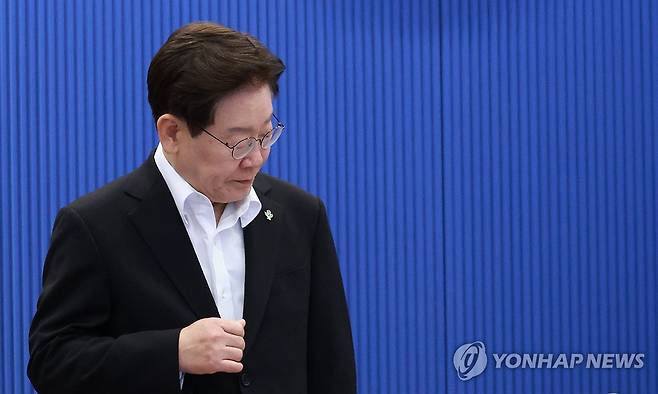 이재명 대통령, 수석보좌관회의 참석 (서울=연합뉴스) 한상균 기자 = 이재명 대통령이 25일 청와대에서 열린 수석보좌관회의에 참석하고 있다. 2026.6.25 xyz@yna.co.kr