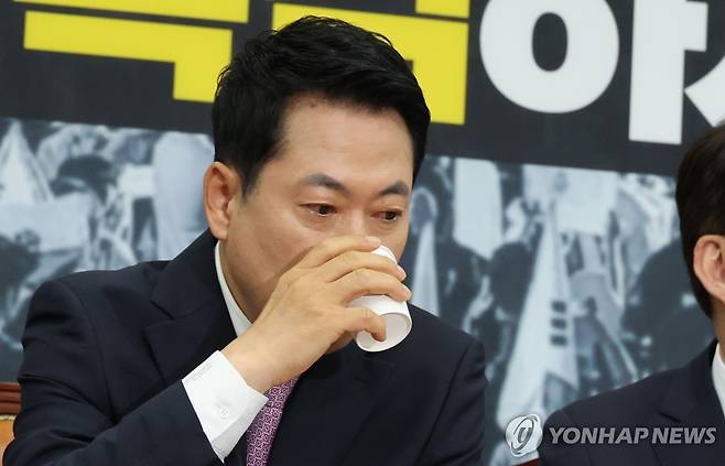 목 축이는 국민의힘 장동혁 대표 (서울=연합뉴스) 이동해 기자 = 국민의힘 장동혁 대표가 25일 국회에서 열린 최고위원회의에서 물을 마시고 있다. 2026.6.25 eastsea@yna.co.kr