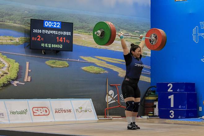 제40회 전국여자역도선수권대회 일반부 86kg급에서 한국주니어 신기록 2개를 수립한 전희수(고양시청)가 용상에서 신기록을 수립하고 있다. 사진=대한역도연맹