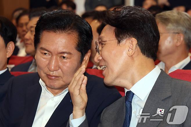 김민석 국무총리와 정청래 더불어민주당 대표가 21일 오후 서울 여의도 국회 의원회관에서 열린 '2026 6·3지방선거 단체장 당선자 워크숍'에서 대화를 나누고 있다. 2026.6.21 ⓒ 뉴스1 황기선 기자
