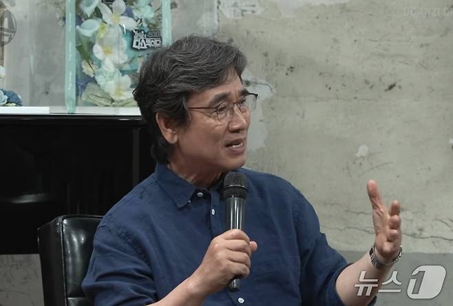 유시민 작가가 26일 진보진영 방송인 김어준 씨의 유튜브 채널 '다스뵈이다'에서 조국 전 조국혁신당 대표에 대한 부채의식으로 조국 사태에 참전했다는 말을 하고 있다. 아울러 지금 더불어민주당에서 정청래 전 대표 연임에 반대하는 건 "(윤석열 정부 때) 국민의힘에서 나경원 출마하면 안 돼 이러면서 연판장 돌리고 했던 것과 거의 비슷하다"며 이른바 뉴이재명 움직임을 비판했다. (유튜브 갈무리) ⓒ 뉴스1