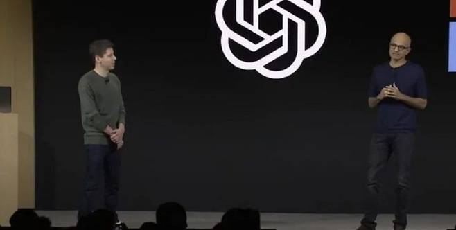 2023년 오픈AI 개발자 대회에서 샘 올트먼 오픈AI CEO(왼쪽)와 나델라 CEO. 오픈AI