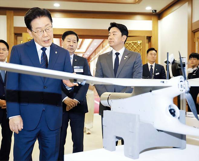 “기술 우위가 안보 우위” 이재명 대통령이 26일 청와대에서 열린 ‘미래 신(新)안보 혁신기업 육성 전략회의’에 참석해 정찰용 무인항공기를 살펴보고 있다. 이 대통령은 이날 회의에서 “기술 우위가 곧 안보 우위”라며 “대한민국이 전통적인 방산 강국에서 글로벌 신안보 강국으로 거듭나려면 국가 차원의 신안보 혁신기업 육성이 무엇보다 중요하다”고 했다. /뉴스1