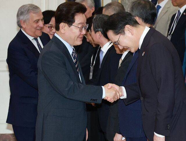 이재명 대통령이 지난 12일(현지시간) 이탈리아 로마의 한 호텔에서 열린 비즈니스 라운드테이블에 입장하며 이재용 삼성전자 회장과 악수하고 있다. 연합뉴스