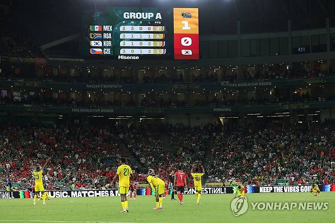 경우의 수, 알 수 없는 기다림의 시간으로 (몬테레이=연합뉴스) 신준희 기자 = 한국 축구 국가대표팀 선수들이 24일(현지시간) 멕시코 몬테레이 스타디움에서 열린 2026 북중미 월드컵 A조 3차전 남아프리카공화국과의 경기에서 0-1로 패배한 뒤 경기장 전광판에 A조 조별리그 최종 순위가 표시되고 있다.
A조 3위로 조별리그를 마친 한국 대표팀은 나머지 다른 조 조별리그 결과에 따라 32강 진출 여부가 결정된다. 2026.6.25 hama@yna.co.kr