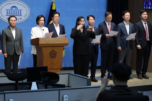 이인선 의원을 비롯한 대구경북지역 국민의힘 의원들이 25일 국회 소통관에서 광주·전남권 제2국가 반도체 클러스터 조성 계획과 관련한 기자회견을 하고 있다. 연합뉴스